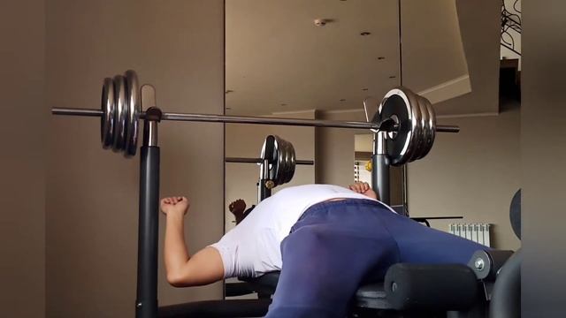 занимаюсь спортом на работе, из-за карантина все фитнес и другие заведения закрыты.март 2020.