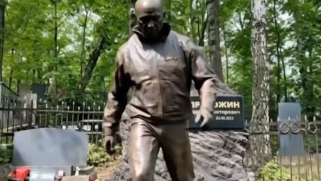 Памятник Евгению Пригожину установили на Пороховском кладбище в Санкт-Петербурге 29 мая 2024 года.