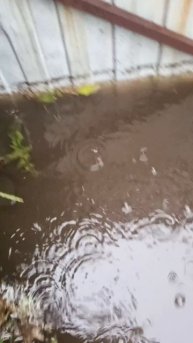 Вот это воды прибыло! Иду на работу. Почти по колено!!