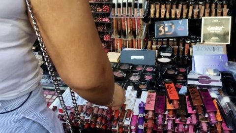 Jordyn Woods Helps Kylie Buy Fake Lip Kits | Season 1 | Life Of Kylie