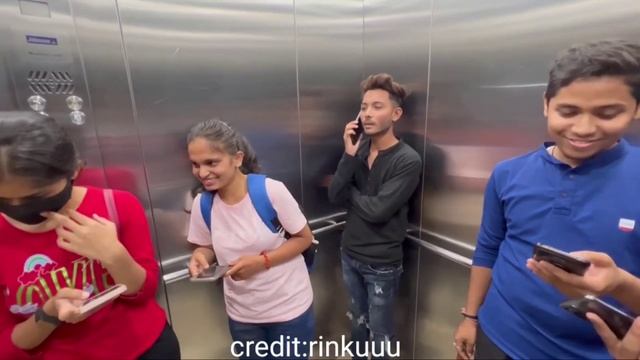 hello mummy भैया ने आप के पैसे चुरा लिए 🤣funny lift prank😂@rinkuuu #liftprank #ad #trending