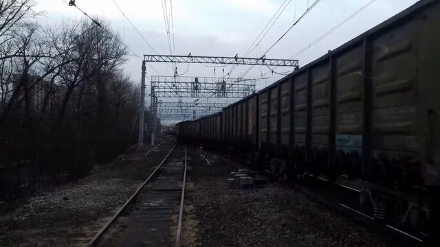 Электровоз ВЛ10-1535 с грузовым составом и приветливой локомотивной бригадой