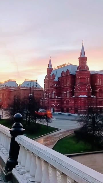 Весеннее утро в центре Москвы