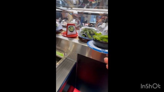 🇺🇸с американским мужем в японском ресторане,еда движется по ленте, успевай брать😆примерка очков.Кот