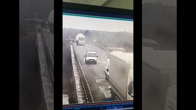 Мост не выдержал тяжести грузовика и просел. Движение на трассе встало