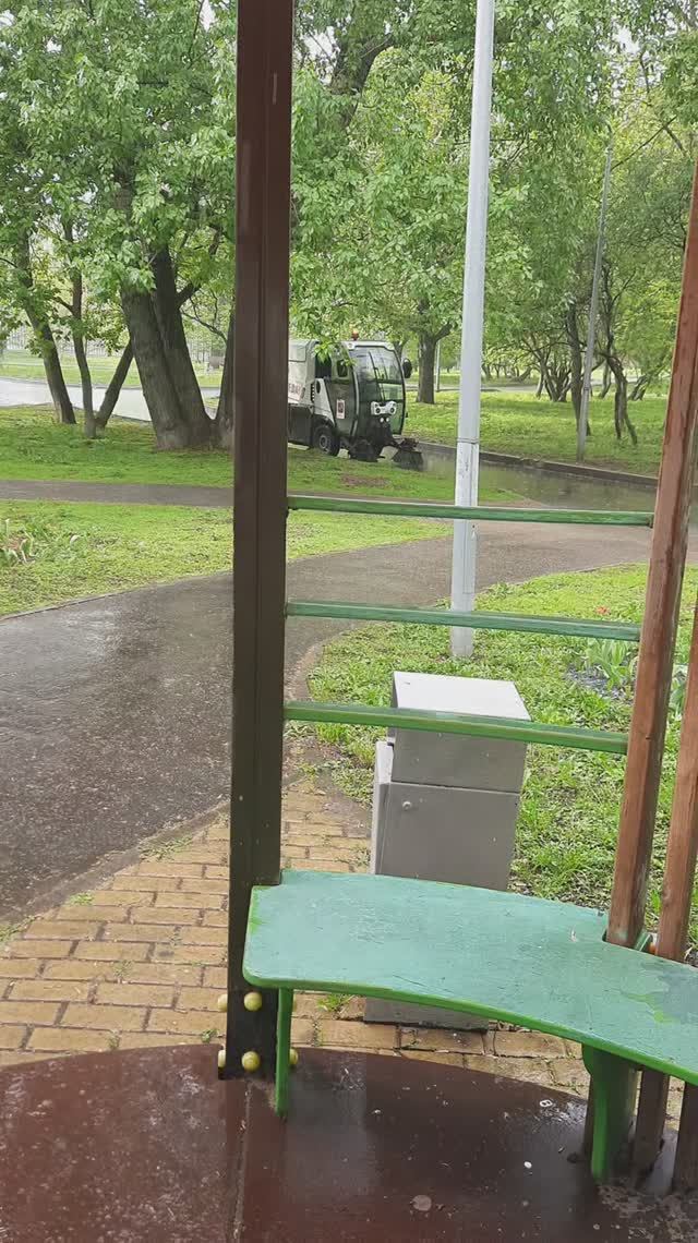 Уборка под дождем