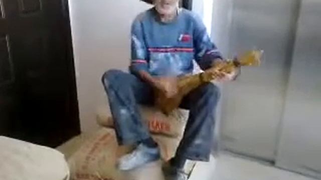Строитель зажигает