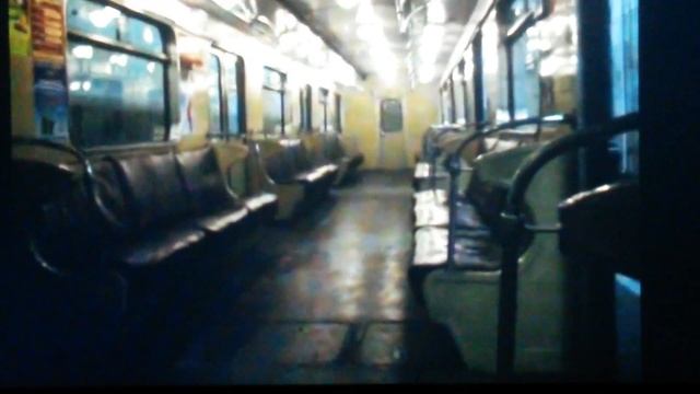 Поезд ЕЖ 81-707 прибывает на станцию "Партизанская". Снято в октябре 2009 года.