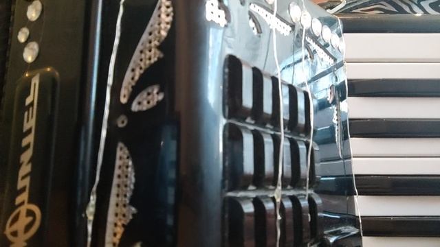 Живет моя отрада