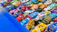 Мультики про Машинки Веселые Тачки Прыгают в Воду Играем в Игрушки