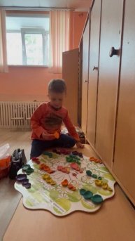 Володя показывает поделки с занятия в детском саду. 3 тарелочки из пластилина. Володе 3,8 года.