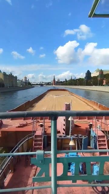 Воскресный движ на Москве реке. Busy traffic on the Moscow River#youtubeshorts#moscow#weekend#ships
