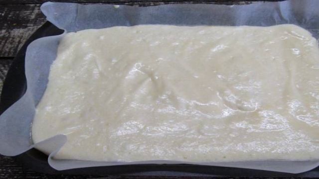Бисквитный рулет со сливками и клубникой
