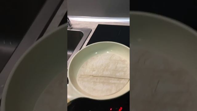 Крым г. Саки готовим пиццу на сковороде