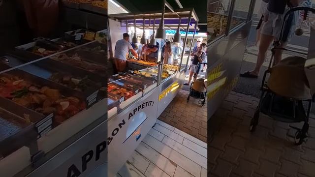 Рыбный рынок Франции, Север, Аркашон. Готовые и свежие морепродукты. Fish market to France, Arcacho
