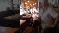 Пересаживаемся от потных, вонючих соседей в ресторане .Мойтесь чаще господа......