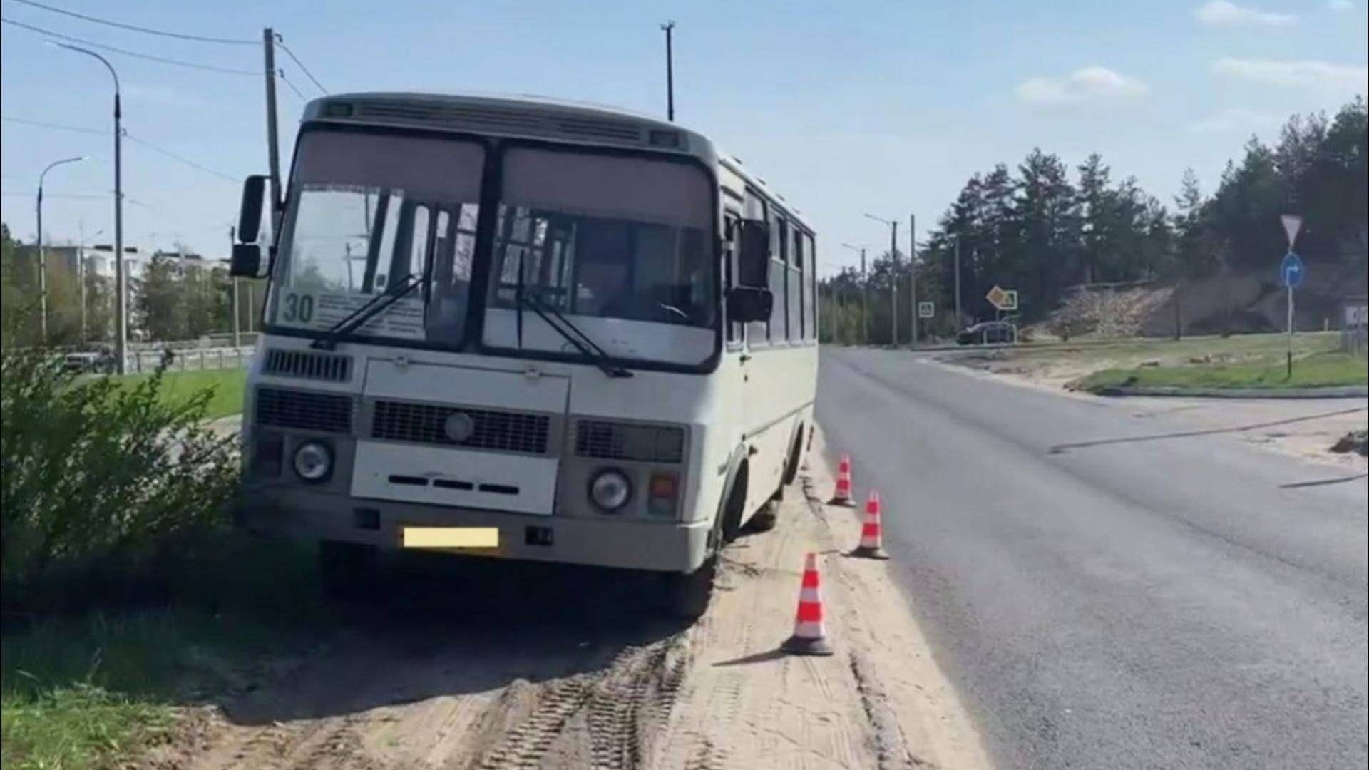 Под Нижним Новгородом водитель попал под свой автобус, выпав из кабины