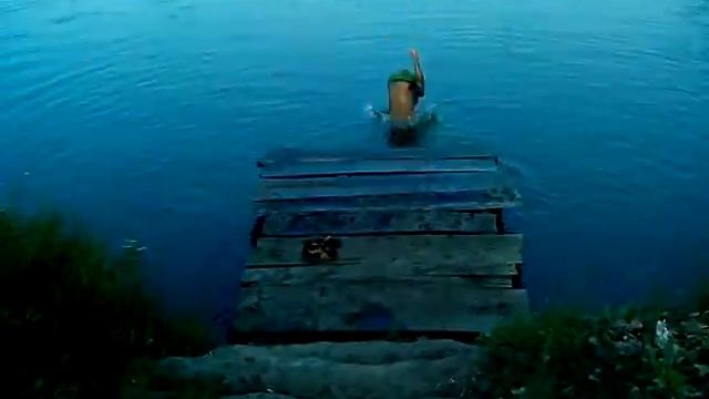Опасный прыжок в воду !