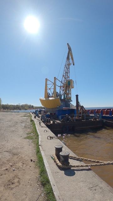 Разгрузка баржи на Волге