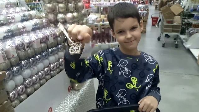 Choose Christmas tree toys / Выбираем новогодние игрушки на елку