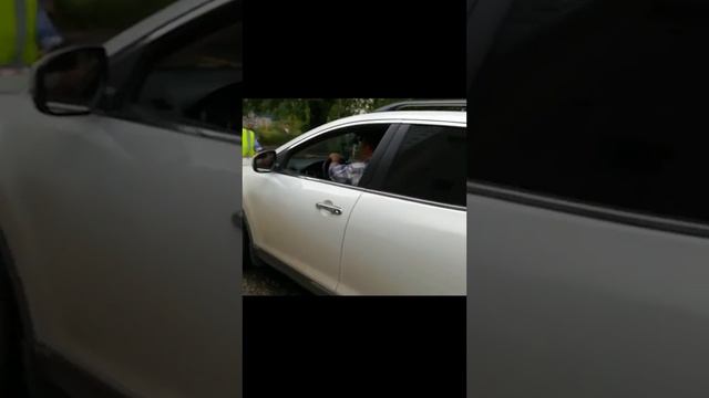 В Кирове мужчина на «Мазде» пнул рабочего и пытался его задавить