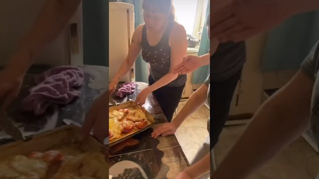 ДЕГУСТАЦИЯ ПИЦЦЫ! ИРИШКА ЧИКИ ПИКИ И ПАША ПРОБУЮТ!