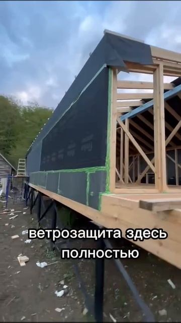 На фасаде появляется обрешетка.