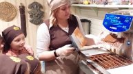 Вика на экскурсии в "Ново-Николаевском Шоколадном доме Бриля"