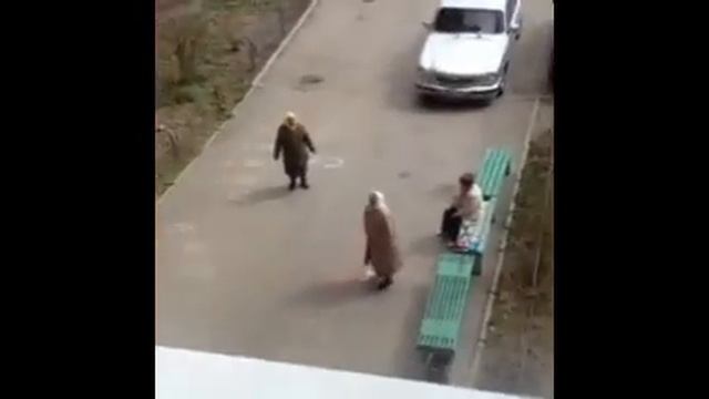 Бабушка прыгает в классики