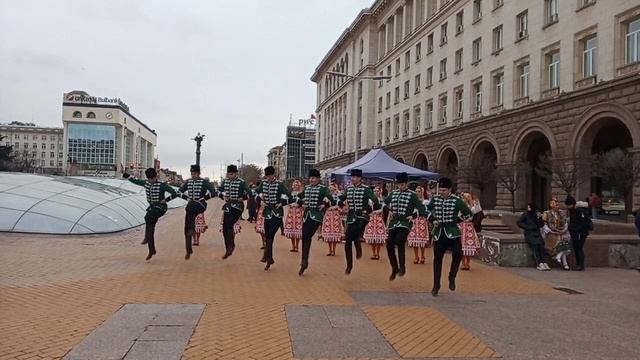 Танцовите състави Българе и Чинари протестираха на Лаггото пред Министерски съвет в София  #covid19