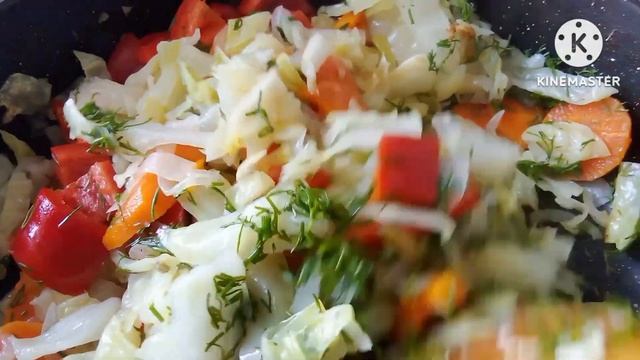 ГОТОВЛЮ ИЗ "ЧТО ЕСТЬ" .  КАПУСТА С КАБАЧКАМИ?!  ОВОЩИ У НАС ДОРОГУЩИЕ.  ЗИМОЙ  ПОСМОТРИМ..
