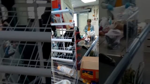 Супер Золь , Элон Морэ , Шомрон , Израиль 1 апреля 3020 . Нет масок и перчаток не соблюдается 2 м.