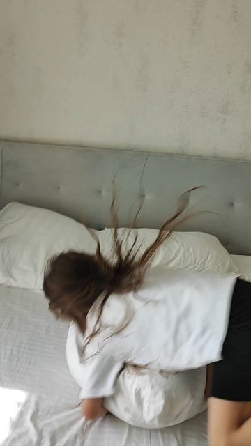 Замедленная съёмка ловлю подушку помогаю так маме