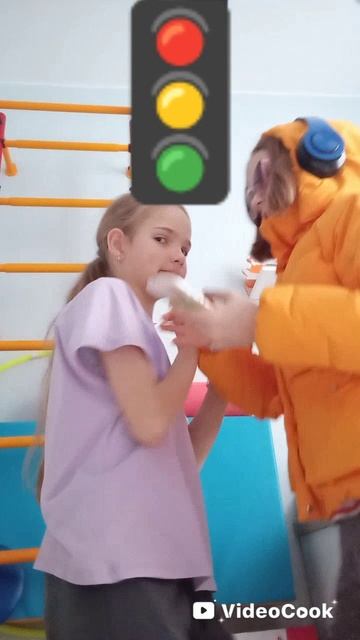 не переходите дорогу на красный свет!!