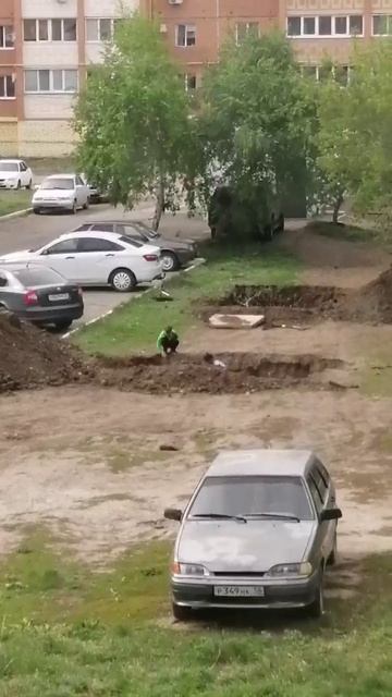 Нет площадки не беда, поиграем в яме