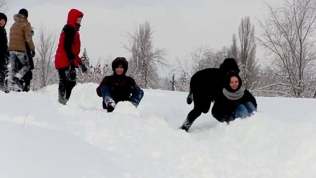 Весёлый 9 класс на заснеженном школьном дворе!