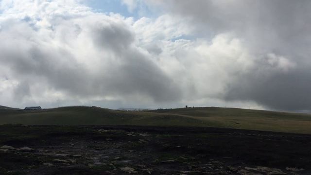 Горы. Интересная конструкция на вершине горы