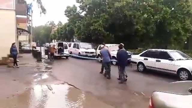 Як у Бучачі комунальники флагшток перевозили