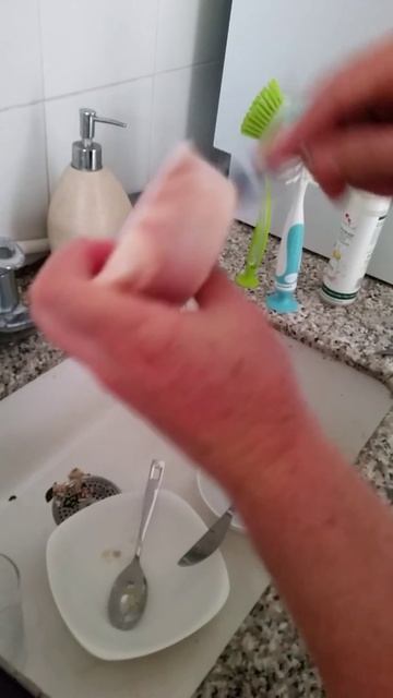Муж бреет ноги