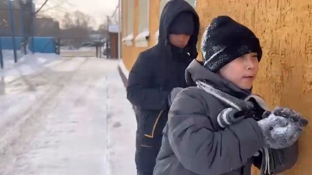 Одникласски погуляют. на улицу.и на улице тепло.Саян хочет кидать снега от девочки!