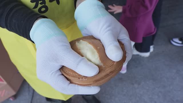 "Уличный Вкус | Знаменитые корейские сырные вафли – мягкость и тягучесть! 🧀🔥"
