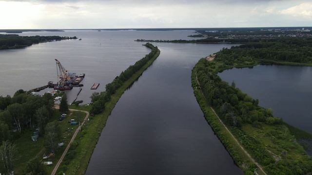 Первая паромная переправа через канал имени Москвы в районе Дубны