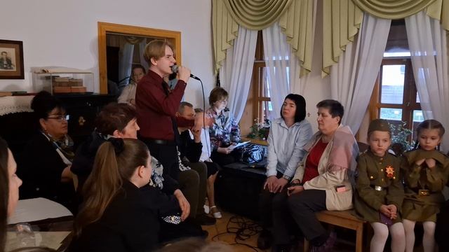 Песню «Не забывайте» исполняет Сержантов Илья