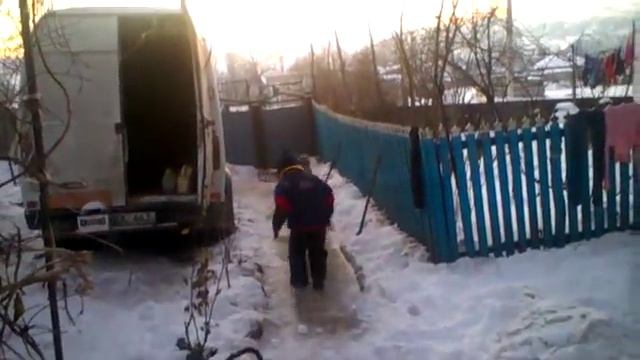 Детки играются в снежки...