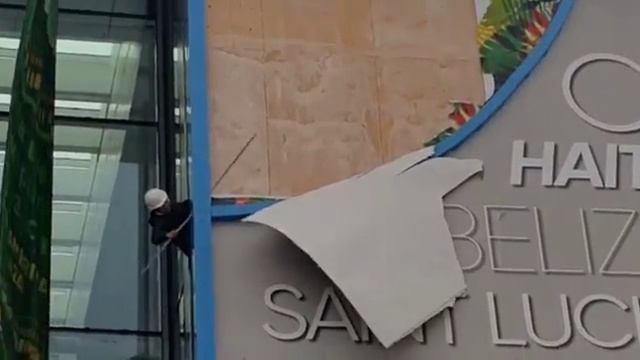 В Астане из-за ветра оторвало конструкцию на одном из павильонов ЭКСПО