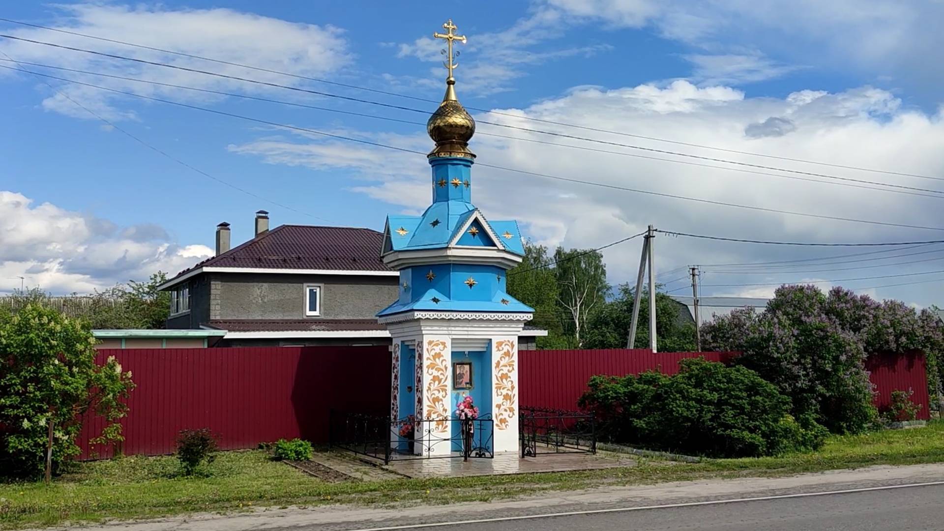 Часовня Иконы Божией Матери Тихвинская в деревне Логиново.