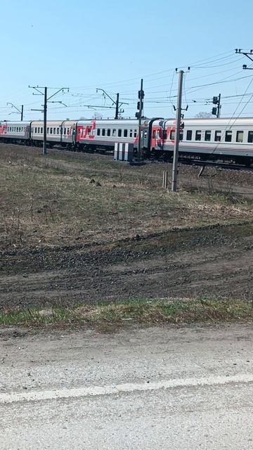 едущий
поезд