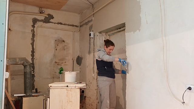 ЖИЗНЬ В СТАНИЦЕ./ ПРОПОЛКА ОГОРОДА./ ШТУКАТУРКА СТЕНЫ.