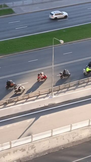 Колонна байкеров возвращается с открытия мотосезона на Воробьевых горах через Рублевское шоссе 🏍️