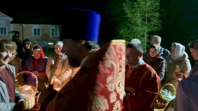 20.04.2025 Пасха. Освящение снедей после ночной праздничной службы.